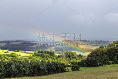 乡村全景景观与彩虹