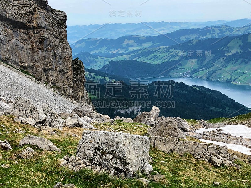 瑞士施维茨州内塔尔的瓦格塔勒尔湖(Waegitalersee)或瓦格塔勒尔山谷和山上的瓦格塔勒尔湖(