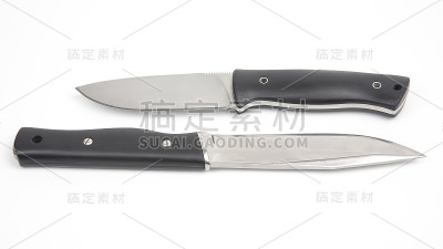 在白色背景下露营和打猎用的刀。切割工具。孤立的对象
