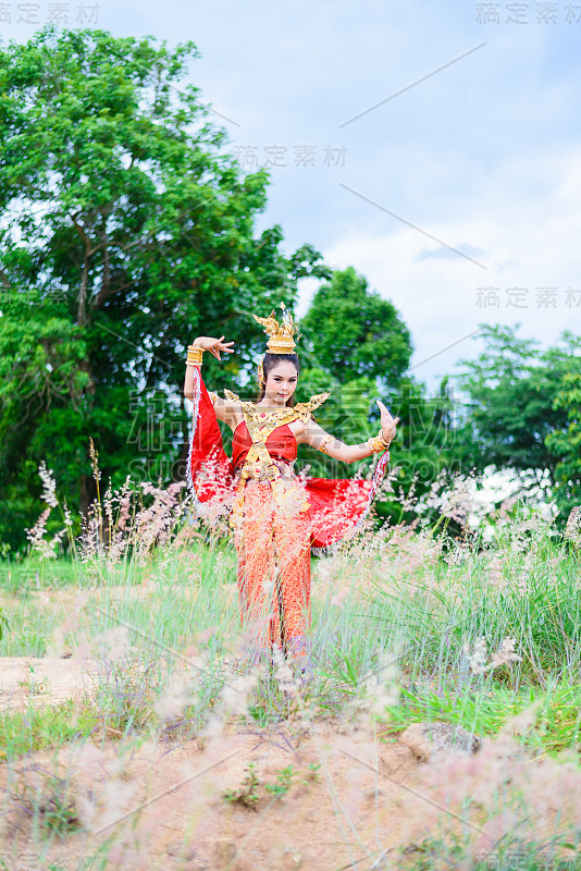 穿着典型的泰式服装的妇女