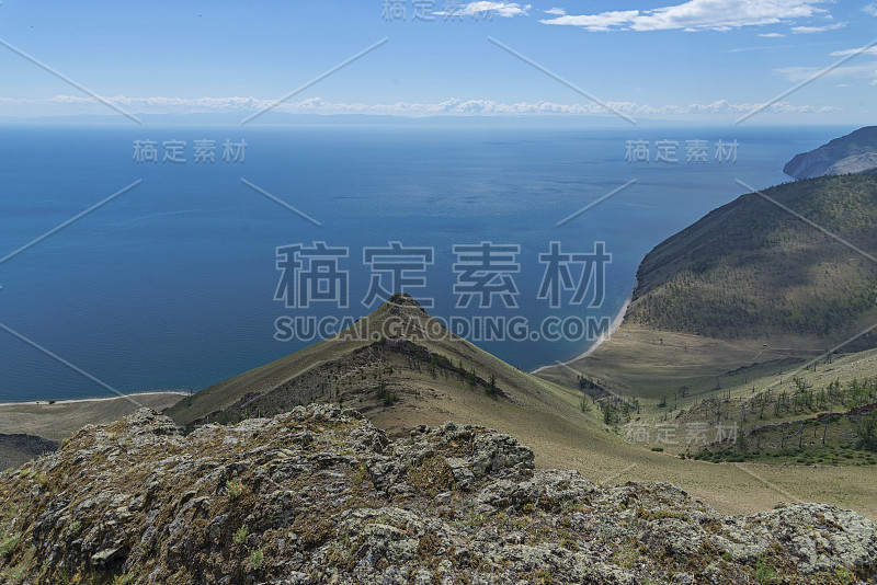 从高山上看湖面