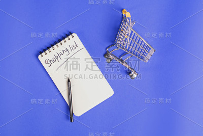 小推车，纸记事本和笔，俯视图