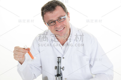 在实验室进行科学研究的高级男性研究员