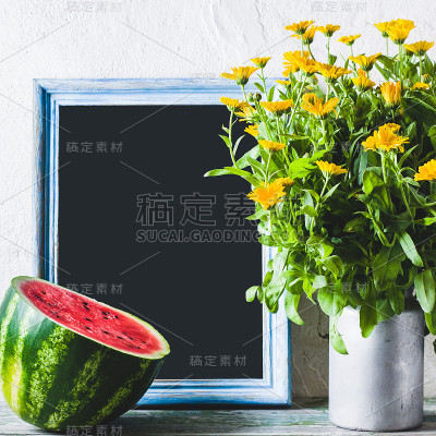 有黄花和西瓜的静物画