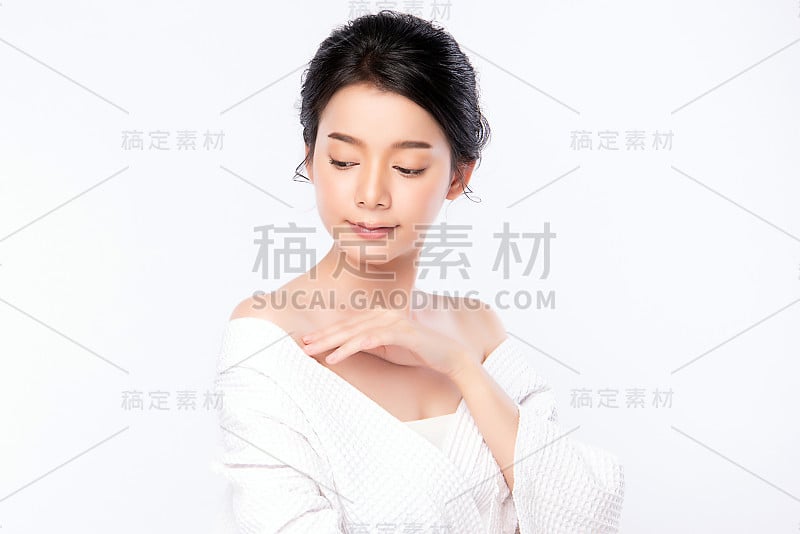 肖像美丽年轻的亚洲女人干净清新裸露的皮肤概念。亚洲女孩美容面部护肤和健康养生，面部护理，完美肌肤，自