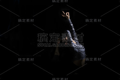 年轻女士在房间里练瑜伽