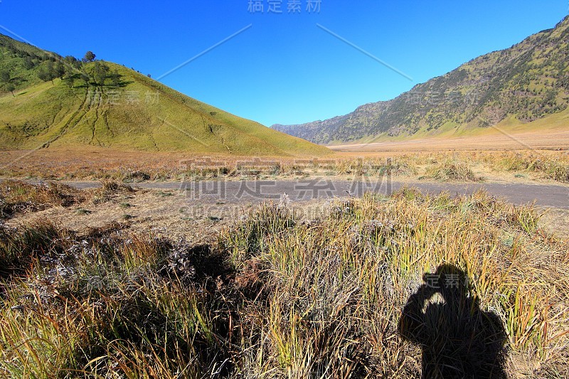 布罗莫火山上的热带草原