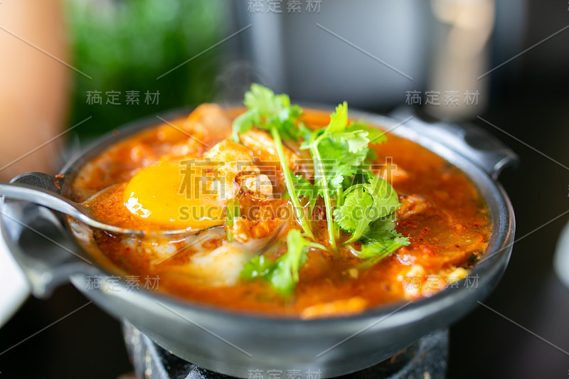 生鸡蛋和白豆腐的泡菜汤，流行的韩国食物。