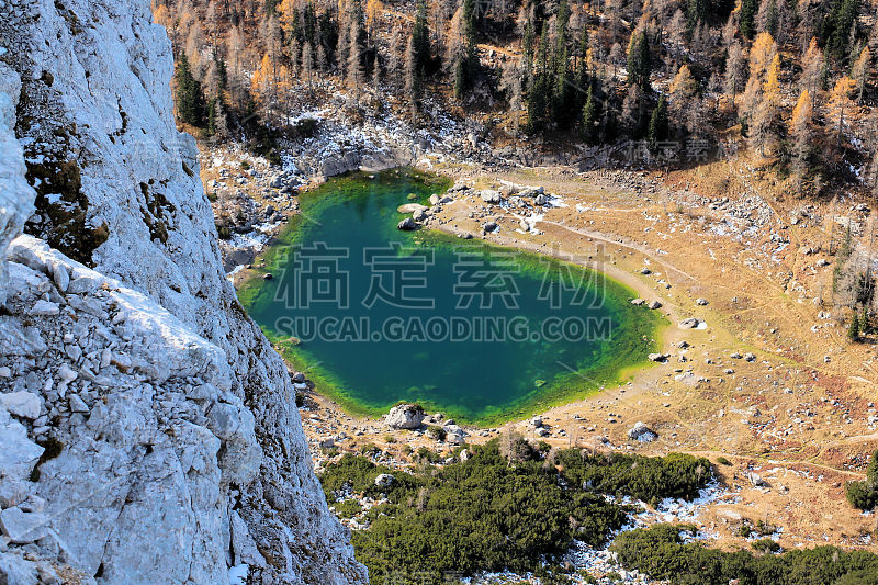 秋天里的特里格拉夫湖之一