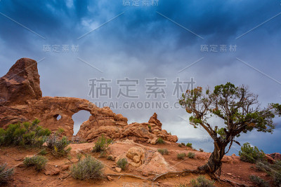 在犹他州的沙漠，拱门国家公园，戏剧性的暴风雨云和降雨，在秋天