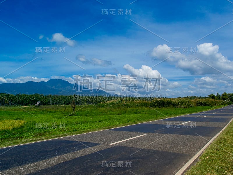 夏季景观与道路穿过农村土地。高速公路上的热带自然美景