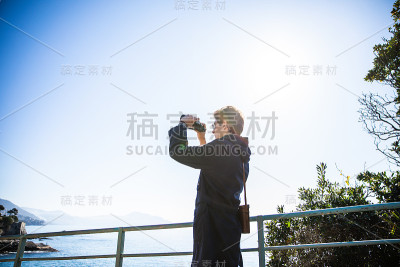 海边探险的人