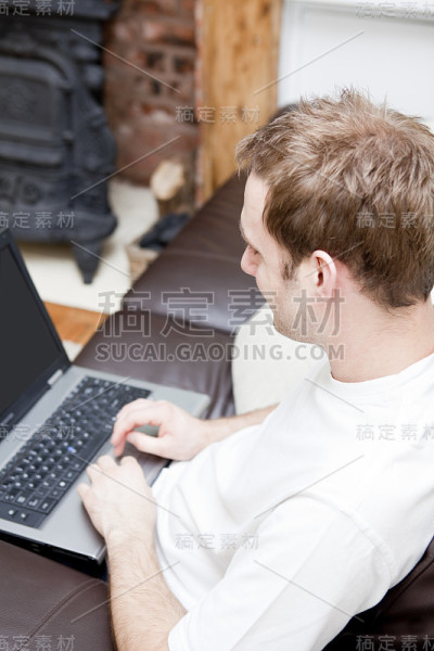 沙发上上网