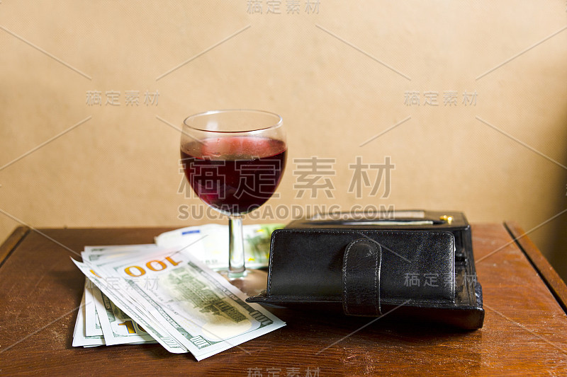 钱包，现金和酒