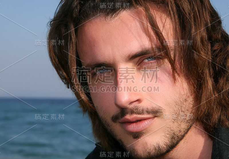 金发的男人