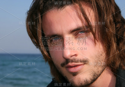 金发的男人