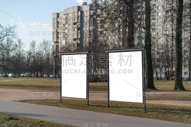 为路人准备的广告牌。人行道附近有张贴海报的招牌。与空白的海报复制空间