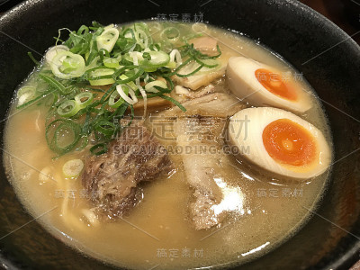 日本猪骨汤面条。