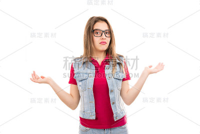 怀疑的女人耸了耸肩