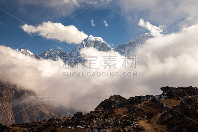 在通往珠穆朗玛峰大本营的徒步旅行路线上。