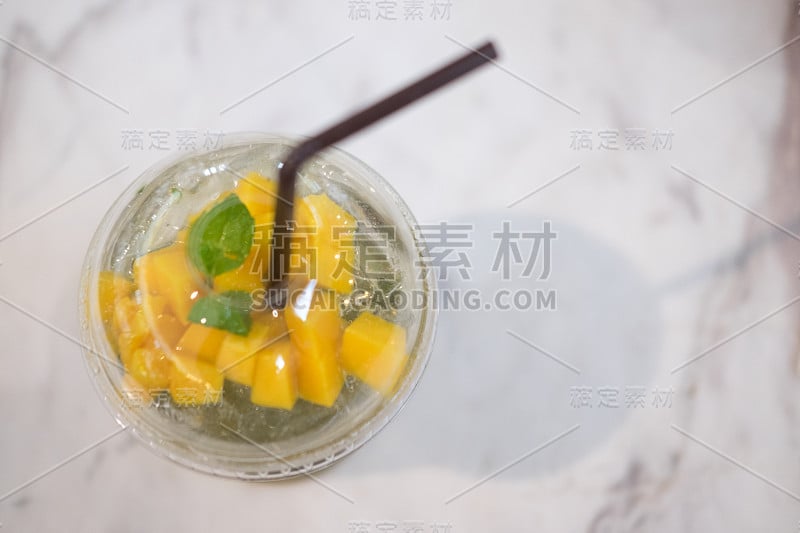 新鲜鸡尾酒，苏打水，芒果片(俯视图)