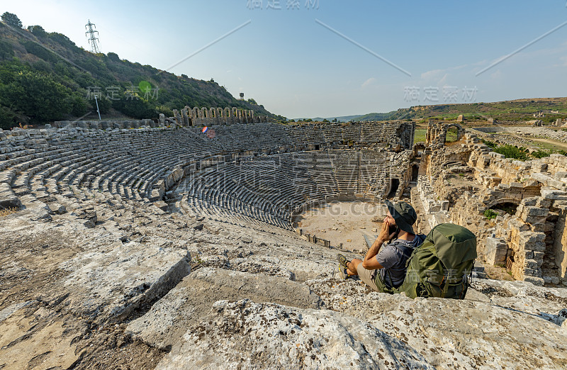 土耳其安塔利亚阿克苏- 2018年8月5日。佩尔吉古城和遗址的徒步旅行者。