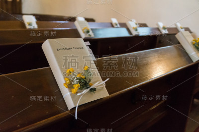 在新教教堂里，“教堂婚礼”被打印在圣经上。