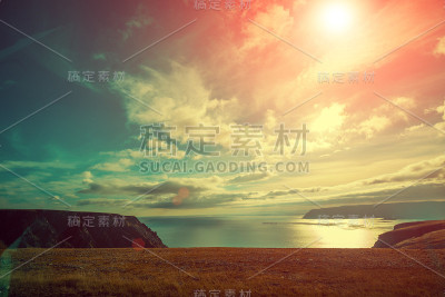 多岩石的海岸和蓝色多云的天空。Nordkapp。北冰洋。