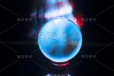 水晶球发出蓝色和红色的光