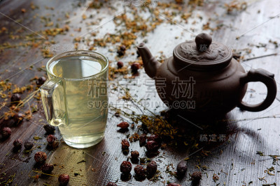 泥茶壶与一杯草药治疗绿茶