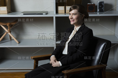 女商人坐在皮椅上