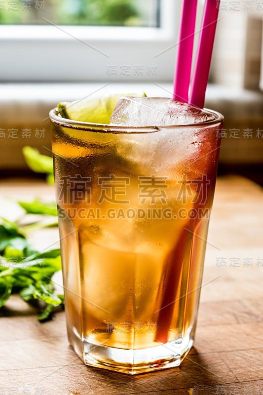 长岛冰茶鸡尾酒，柠檬，冰和粉红色吸管。