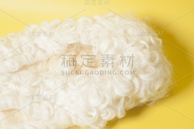 黄色背景的法官假发。
