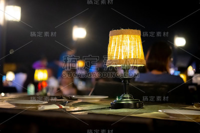 餐厅木桌上的灯笼灯