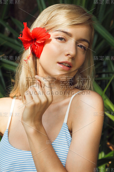 头发上插着花的漂亮女人