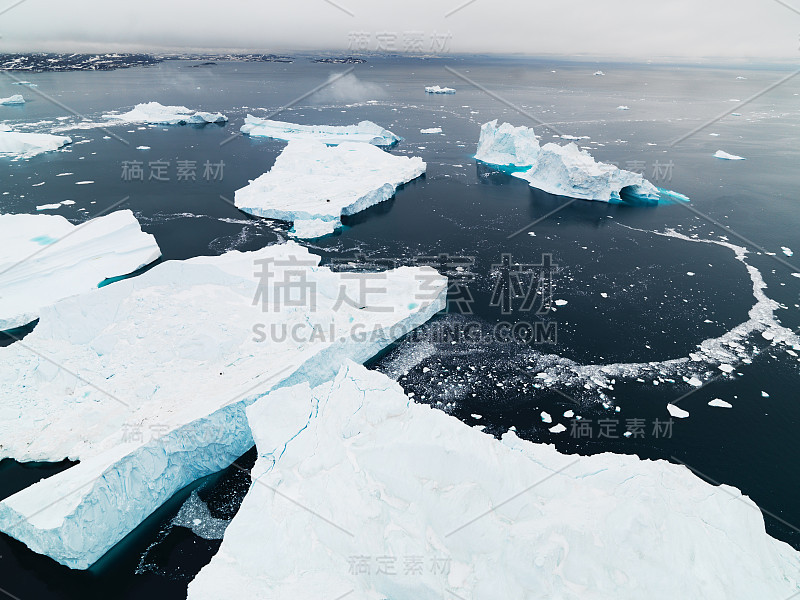 格陵兰岛伊卢利萨特冰峡湾北冰洋上冰山的鸟瞰图