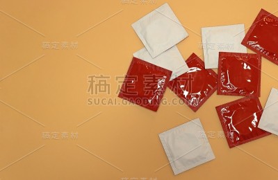 几个未开封的红色和白色避孕套