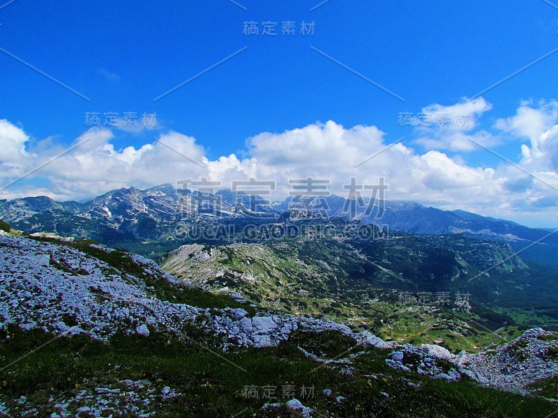 被云层笼罩的特里格拉夫山