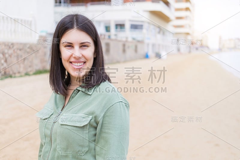 年轻漂亮的女人在海滩上笑得很开心