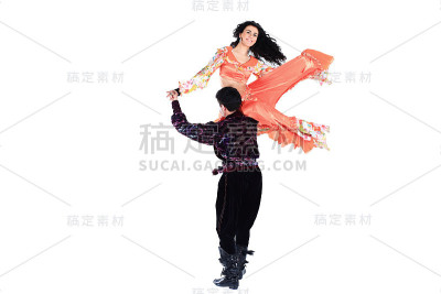 穿着民族吉普赛服装表演民族舞蹈的情侣