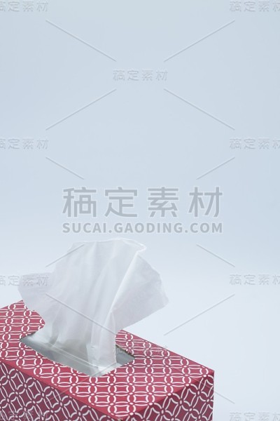 靠近红色纸巾盒的白色背景