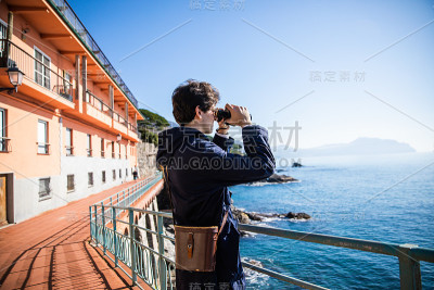 海边探险的人