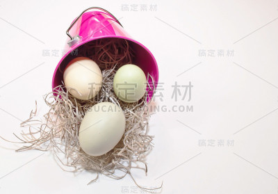 复活节彩蛋从桶里溢出来