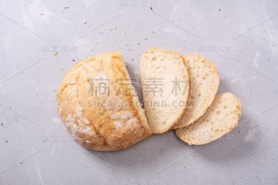 新鲜自制的脆面包，俯视图。法式面包。在发酵面包。无酵饼
