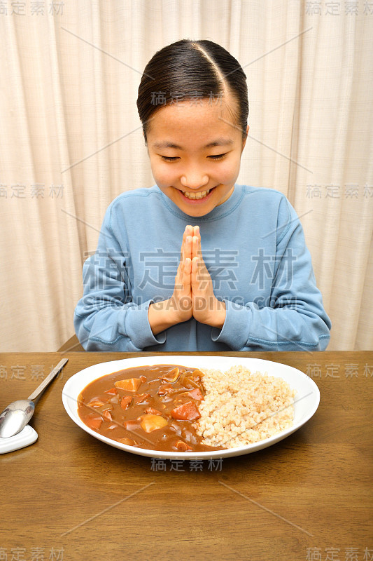 一个日本女孩喜欢吃咖喱和米饭