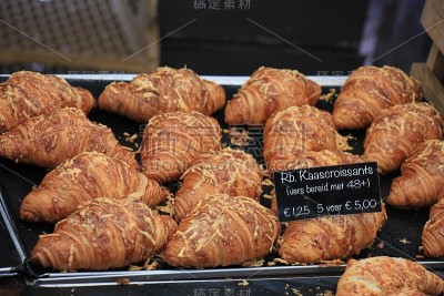 新鲜出炉的牛角面包