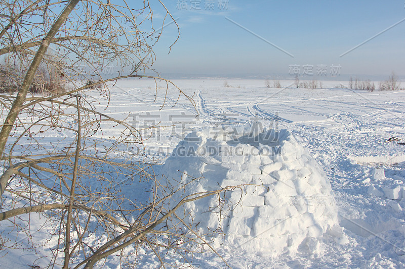 冬天在雪地上建造冰屋