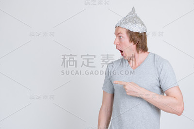 侧面的年轻人与锡纸帽子指向一边，看起来震惊