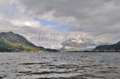 在暴风雨，多风的天气，加尔拉特湖的全景。