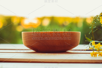 大自然中的木碗